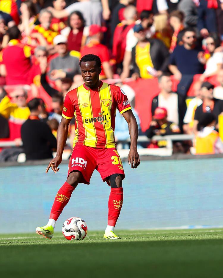 <p>Bundesliga takımlarından SV 07 Elversberg, Anthony Dennis ile ilgileniyor.<br />
<br />
G&ouml;ztepe, Nijeryalı orta saha oyuncusu i&ccedil;in 10 milyon Euro talep ediyor.<br />
<br />
(FOTOMA&Ccedil;)</p>
