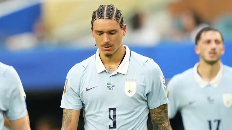 <p>Trabzonspor, Mohamed Salah'ın ardından Darwin Nunez ile bir bomba daha patlatabilir.<br />
<br />
Uruguaylı golc&uuml;n&uuml;n kiralık transferi konusunda ciddi mesafe katedildi fakat menajerler kanalıyla &ccedil;ok s&uuml;rpriz golc&uuml;ler de bordo-mavililere &ouml;neriliyor.<br />
<br />
(FANATİK)</p>
