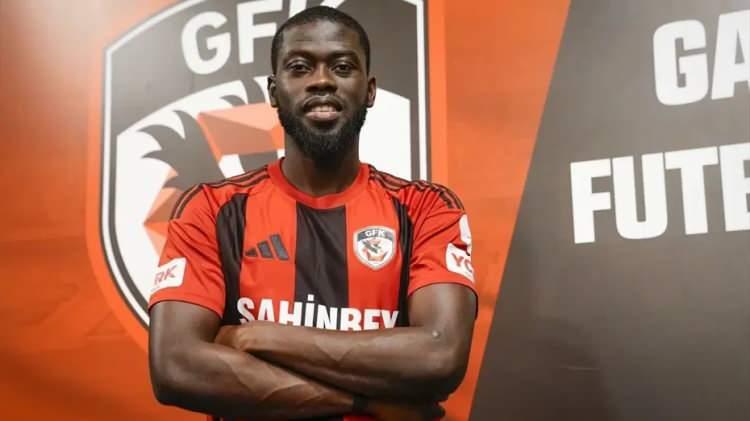 <p>&Uuml;lkemizde Galatasaray dahil bir&ccedil;ok takımın formasını giyen Badou Ndiaye, KKTC'ye transfer oldu. Ndiaye yeni sezonda Mağusa T&uuml;rk G&uuml;c&uuml; forması giyecek.<br />
<br />
(FANATİK)</p>
