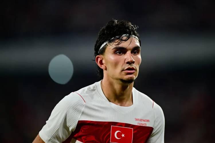 <p>Galatasaray, Can Uzun i&ccedil;in Frankfurt'un kapısını 40 milyon Euro ile &ccedil;aldı.<br />
<br />
​Kapıyı 60 milyon eurodan a&ccedil;an Alman ekibi de bu y&uuml;ksek talebinden vazge&ccedil;miş durumda. G&ouml;r&uuml;şmeler olumlu devam ediyor.<br />
<br />
(AKŞAM)</p>

