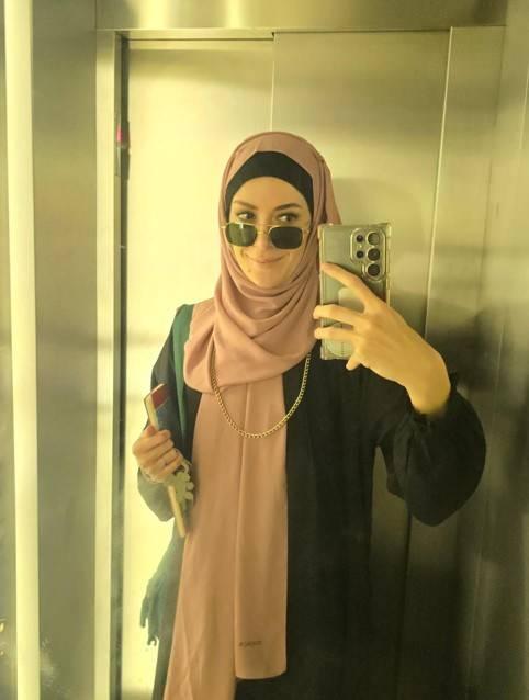 <p>Film setinden tesett&uuml;rl&uuml; haliyle pozlar veren &Ccedil;am, takip&ccedil;ileri tarafından beğeni ve yorum yağmuruna tutuldu.</p>
