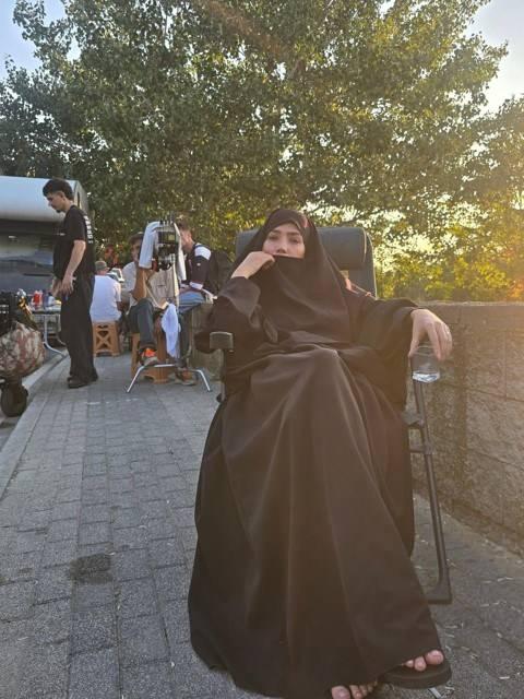 <p>Filmin başrol&uuml;nde ise Ayb&uuml;ke Pusat yer alıyor. Pusat, yapımda Nesrin karakterini oynarken aynı zamanda <strong>filmin yapımcılığını da &uuml;stleniyor</strong>. Halil Bab&uuml;r ise Ercan karakteriyle başrolde yer alıyor. &Ccedil;am, Pusat'ın setten bir karesini de paylaştı.</p>
