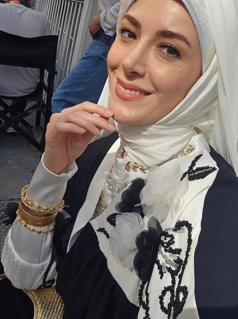 <p>Oyuncunun alışılmış g&ouml;r&uuml;nt&uuml;s&uuml;nden farklı tarzı sosyal medyada beğeni ve yorum yağmuruna tutuldu.</p>
