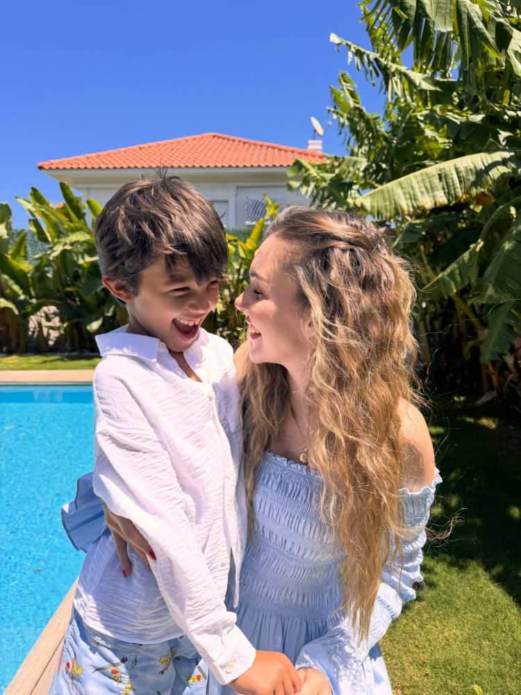 <p>&Uuml;z&uuml;c&uuml; haberin ardından tekrar sessizliğe b&uuml;r&uuml;nen &uuml;nl&uuml; fenomen, &ccedil;ocukları ve eşi Eser Yenenler'in olduğu bir g&ouml;nderi yayınladı.</p>
