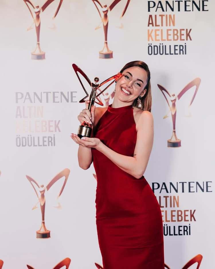 <p>2019 yılında Eser Yenenler ile d&uuml;nyaevine giren Berfu Yenenler, sosyal medyayı aktif kullanan isimlerden.</p>

