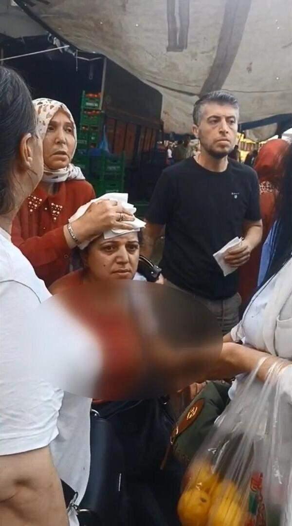 <p>İddiaya g&ouml;re, tartışma sırasında Selahattin Ş. Nurcihan Yıkılkan&rsquo;a hakaret ve k&uuml;f&uuml;r etti.&nbsp;</p>

<p>&nbsp;</p>

<p>Selahattin Ş.'nin eline aldığı tahta kalası Nurcihan Yıkılkan&rsquo;ın başına fırlattığı iddia edildi.&nbsp;&nbsp;</p>

<p>&nbsp;</p>

<p>Başına isabet eden tahta kalas nedeniyle yaralanan Nurcihan Yıkılkan i&ccedil;in &ccedil;evredekilerin ihbarı &uuml;zerine olay yerine sağlık ve polis ekipleri sevk edildi.</p>
