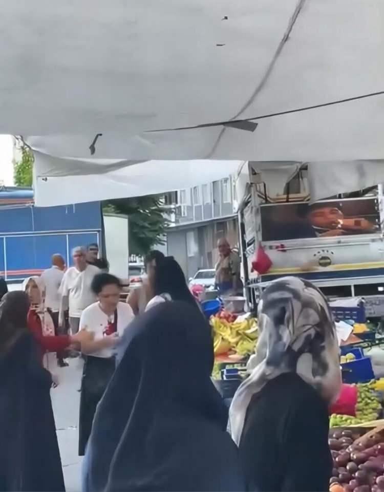 <p>İddiaya g&ouml;re Nurcihan Yıkılkan&rsquo;ın tezgahtaki &uuml;r&uuml;nleri se&ccedil;erken &uuml;r&uuml;nlere zarar verdiğini d&uuml;ş&uuml;nen Selahattin Ş., "Bacım bunları satıyorum, bunlardan ekmek yiyoruz. &Uuml;r&uuml;nlere zarar vermeyin." diyerek uyarıda bulundu.&nbsp;&nbsp;</p>
