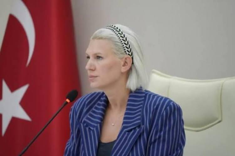 <p>"Başkan vekili bile değilken &ccedil;ocuğumu Eskişehir'deki bir vakıf okuluna kaydettirdiğimi bilmeyen yoktur. Ve &ccedil;ocuğum o okulda şu an ilkokul 4. sınıfı bitirdi. &Ccedil;ok mutlu ve ben belediye başkanı adayı olurken de bu b&ouml;yleydi. Bug&uuml;n de b&ouml;yle. Hi&ccedil; kimsenin endişesi olmasın. Kayak yarış&ccedil;ısı. Tabii ki &ccedil;ocuğumla birlikteyim.&nbsp;</p>

<p>&nbsp;</p>
