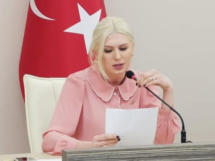 <p>Eşimin b&uuml;t&uuml;n iş d&uuml;zeni orada ve herkes inanılmaz bir fedakarlık yapıyor. Ve annelik durumumun &ouml;n&uuml;ne ne bir mimarlık mesleğim ge&ccedil;ebilir ne belediye başkanlığım ge&ccedil;ebilir. Benim &ouml;nceliğim kızım. Kızım beni nerede isterse onun sağlıklı bir birey olması i&ccedil;in elimden geleni yapacağım. Benim &ccedil;ocuğum 10 yaşında, sabah kahvaltısını hazırlayıp işime d&ouml;n&uuml;yorum. Umarım bu kadar zorlanarak &ccedil;ocuk b&uuml;y&uuml;tmezsiniz."</p>

<p>&nbsp;</p>
