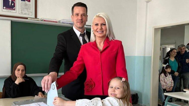 <p>&Ccedil;&uuml;nk&uuml; &ccedil;ocuğum Bilecik'te olursa eğer Bilecik'in kaldırım taşını sınıfındaki arkadaşlarından duymak zorunda kalacak. Yaptığımız ve yapamadıklarımız konusunda farklı eleştirilere maruz kalmış olacak. Ben &ccedil;ocuğumu bu yaşta, bu psikolojik zorluklarla yetiştirmek istemiyorum." şeklinde konuştu.</p>

<p>&nbsp;</p>
