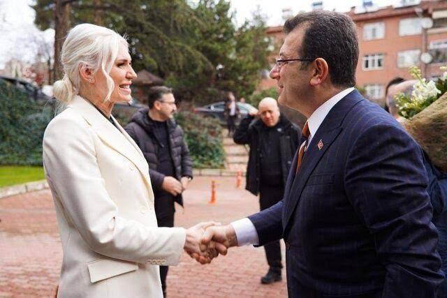 <p>Bu duruma tepki g&ouml;steren Bilecikli vatandaşlar, Bilecik'e aidiyet duymayan bir belediye başkanının Bilecik'in sorunlarını &ccedil;&ouml;zemeyeceğini dile getiriyor.</p>
