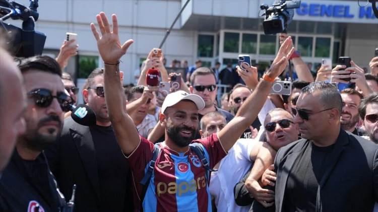 <p>Trabzonspor, d&uuml;nya futbolunun yaşayan efsanelerinden Mohamed Salah'ı kadrosuna katarak yalnızca kul&uuml;p tarihinin değil, T&uuml;rk futbolunun da en b&uuml;y&uuml;k transferlerinden birine imza attı.</p>
