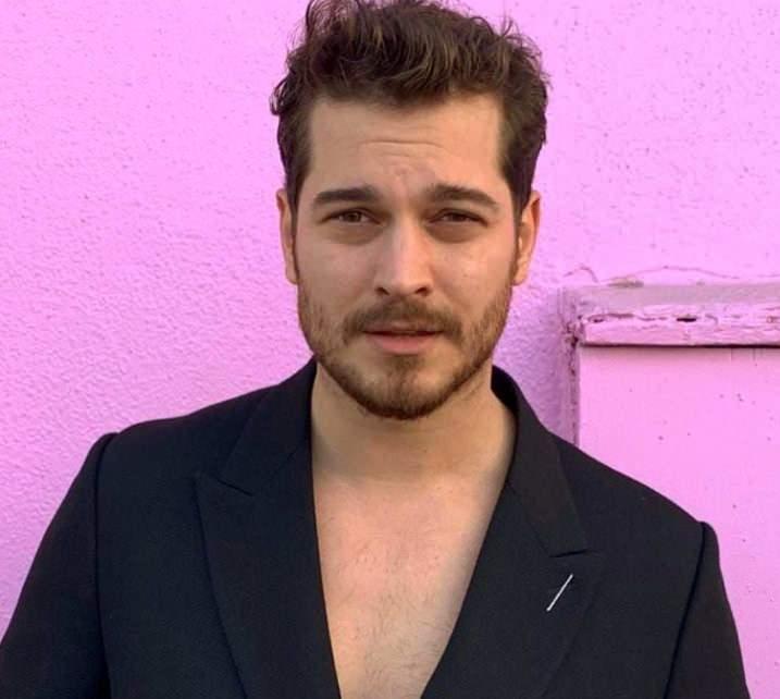 <p>&Uuml;nl&uuml; oyuncu &Ccedil;ağatay Ulusoy'un son g&ouml;r&uuml;nt&uuml;s&uuml; sosyal medyada &ccedil;ok konuşuldu.</p>

<p>&nbsp;</p>
