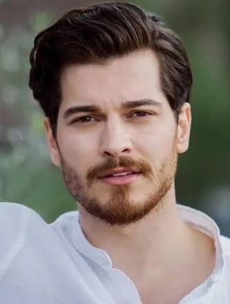 <p>Oynayacağı roller i&ccedil;in kilo alıp veren oyuncu, sosyal hayatında hayranları tarafından g&ouml;r&uuml;ld&uuml;ğ&uuml;nde olduk&ccedil;a dikkat &ccedil;ekiyor.</p>

