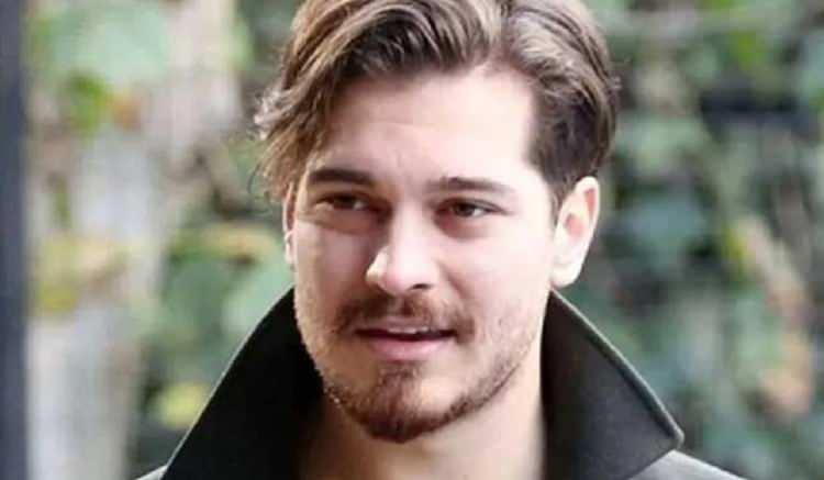 <p>2010'da 'Best Model of Turkey' birincisi olan&nbsp;&Ccedil;ağatay Ulusoy, 'Adını Feriha Koydum' dizisiyle oyunculuğa adım atmıştı.</p>
