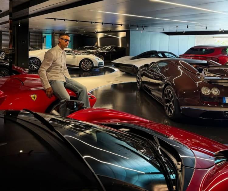 <p>D&uuml;nyanın en pahalı arabası konumunda bulunan Bugatti La Vouiture Noire artık Portekizli futbolcunun araba koleksiyonunun bir par&ccedil;ası.</p>

<p>&nbsp;</p>
