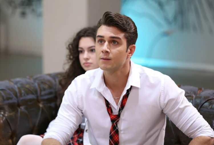 <p>Onur Seyit Yaran'ın tekrardan liseliyi oynaması i&ccedil;in yaşının artık &ccedil;ok ileri olduğunu d&uuml;ş&uuml;nen seyirciden, ş&ouml;yle yorumlar geldi:</p>

<p>"30 yaşındaki adamın lisede ne işi var?"</p>

<p>"Daha 37"</p>

<p>"Diziyi dizi yapan &Ccedil;ağan Efe Ak"</p>

<p>"İyi ki teklifi kabul etmemiş"</p>
