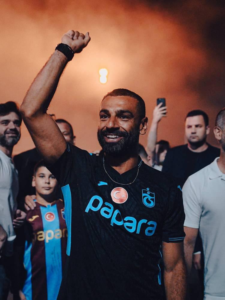 <p>Trabzonspor taraftarları, Mısırlı kanat forveti şehirde b&uuml;y&uuml;k bir coşkuyla karşıladı.</p>
