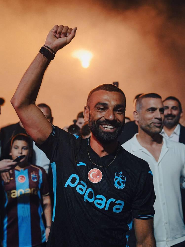 <p><strong>L'Equipe: </strong>Salah Trabzon'da şimdiden &ccedil;ılgınlık yaşıyor: 'Şampiyon olmuşuz gibi aynı sevinci hissediyorum.'"</p>
