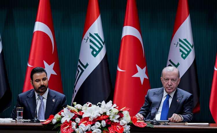 <p>Başkan Recep Tayyip Erdoğan d&uuml;n T&uuml;rkiye'ye gelen Irak Başbakanı Ali ez-Zeydi'yi K&uuml;lliye'de kabul etti. T&uuml;rkiye ile Irak arasında yapılan anlaşmanın detaylarını a&ccedil;ıklayan Başkan Erdoğan, Irak'tan g&uuml;nde 1 milyon varil petrol&uuml;n T&uuml;rkiye'ye geleceğini belirtti.</p>

<p>&nbsp;</p>
