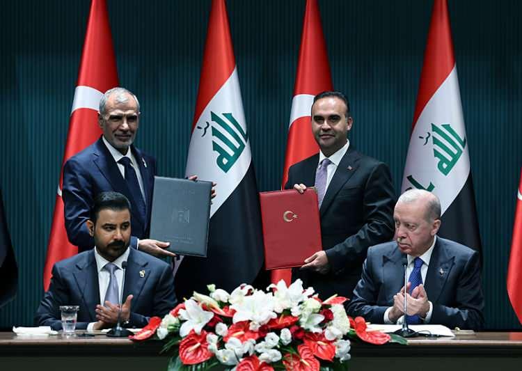 <p>T&uuml;rkiye'nin yaptığı bu kritik anlaşma sonrası herkes &uuml;lkelerin petrol rezervlerini merak etti. İlk sırada Venezuela yer alırken, Gabar ve Karadeniz'deki peş peşe tarihi keşiflerle şahlanan T&uuml;rkiye'nin yeni konumu da dikkat &ccedil;ekti.</p>

