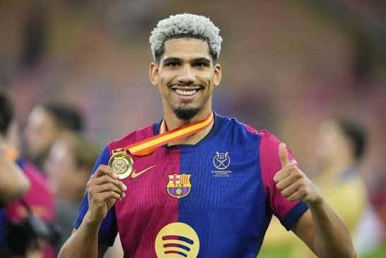 <p><span style="color:#B22222"><strong>31)&nbsp; RONALD ARA&Uacute;JO</strong></span></p>
