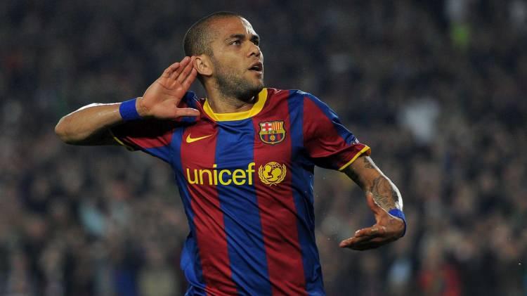 <p><span style="color:#B22222"><strong>14)&nbsp; DANİ ALVES</strong></span></p>

<p>&nbsp;</p>

<p>D&uuml;nyanın en başarılı sağ beklerinden biri olarak g&ouml;sterilen Dani Alves, son yıllarda yaşadığı hukuki s&uuml;re&ccedil;ler nedeniyle futbol kamuoyunun en &ccedil;ok tepki g&ouml;sterdiği isimlerden biri haline geldi.</p>
