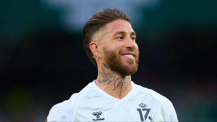 <p><span style="color:#B22222"><strong>10)&nbsp; SERGİO RAMOS</strong></span></p>

<p>&nbsp;</p>

<p>Rakip yıldızlara yaptığı sert m&uuml;dahaleler ve kritik ma&ccedil;lardaki faulleri nedeniyle yıllardır tartışmaların odağında yer alıyor.</p>
