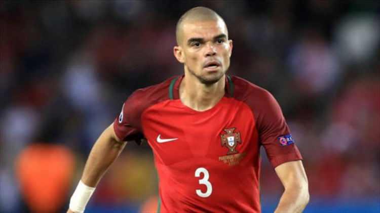 <p><span style="color:#B22222"><strong>9)&nbsp; PEPE</strong></span></p>

<p>&nbsp;</p>

<p>Agresif savunma anlayışı ve kariyeri boyunca aldığı kırmızı kartlar nedeniyle futbol tarihinin en sert savunmacılarından biri olarak g&ouml;r&uuml;l&uuml;yor.</p>
