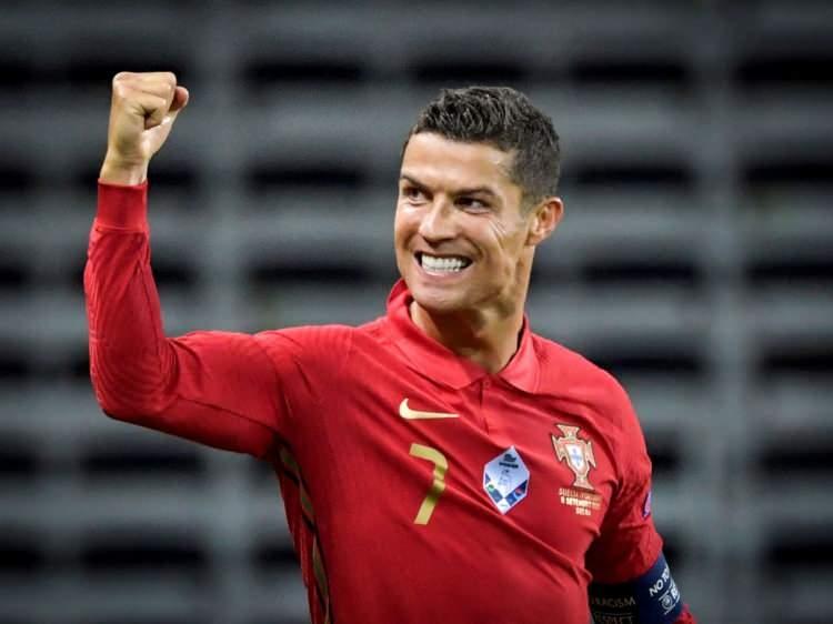<p><span style="color:#B22222"><strong>6)&nbsp; CRİSTİANO RONALDO</strong></span></p>

<p>&nbsp;</p>

<p>D&uuml;nyanın en b&uuml;y&uuml;k futbol ikonlarından biri olmasına rağmen agresif rekabet anlayışı, saha i&ccedil;indeki tepkileri ve Messi rekabeti nedeniyle geniş bir karşıt kitleye de sahip.</p>
