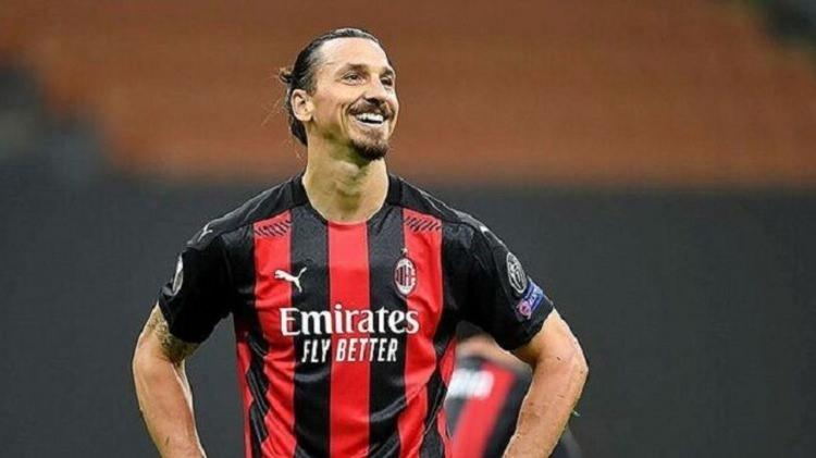 <p><span style="color:#B22222"><strong>5)&nbsp; ZLATAN IBRAHİMOVİĆ</strong></span></p>

<p>&nbsp;</p>

<p>Kendine duyduğu y&uuml;ksek g&uuml;veni ve zaman zaman kibirli bulunan a&ccedil;ıklamalarıyla kariyeri boyunca futbol d&uuml;nyasının en tartışmalı karakterlerinden biri oldu. Seveni kadar sevmeyeni de olduk&ccedil;a fazla.</p>
