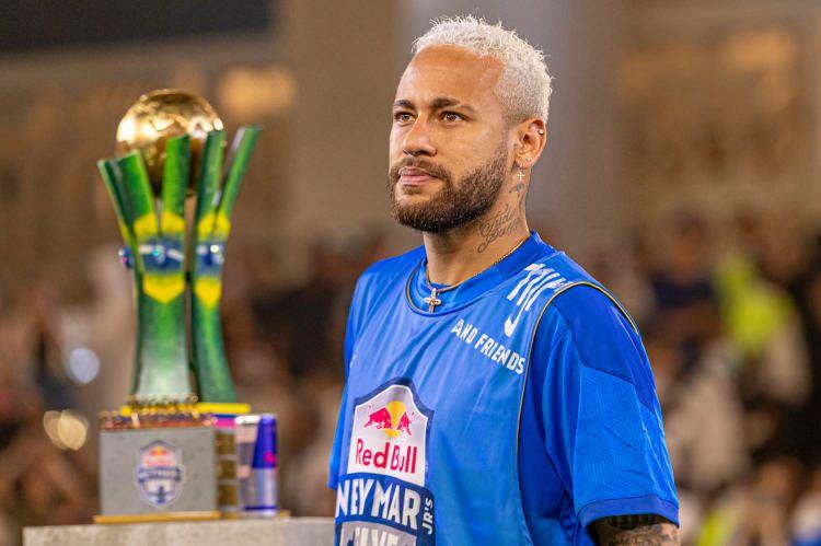 <p><span style="color:#B22222"><strong>3)&nbsp; NEYMAR</strong></span></p>

<p>&nbsp;</p>

<p>Abartılı faul beklentileri, saha dışındaki yaşamı ve istikrarsız performansı nedeniyle uzun yıllardır futbolseverleri ikiye b&ouml;len isimlerden biri.</p>
