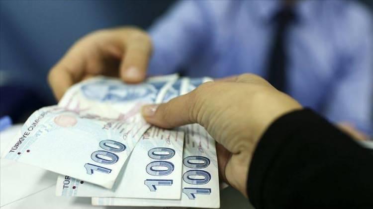 <p><span style="color:#B22222"><strong>EMEKLİ MAAŞINI BELİRLEYEN KRİTİK UNSURLAR</strong></span></p>

<p>Emekli maaşı hesabından enflasyon oranları ile beraber farklı kalemlerde etkili oluyor.</p>

<p>İşte emekli maaşını belirleyen kalemler&hellip;</p>

<p>&nbsp;</p>

<p>Sigortalının &ccedil;alışırken &ouml;dediği primler</p>

<p>&nbsp;</p>

<p>&Uuml;&ccedil; d&ouml;nem i&ccedil;in aylık bağlama oranları</p>

<p>&nbsp;</p>

<p>&Ouml;nceki yılın g&uuml;ncelleme katsayısı</p>

<p>&nbsp;</p>

<p>&Ouml;nceki yılın enflasyon oranı</p>

<p>&nbsp;</p>

<p>&Ouml;nceki yıl b&uuml;y&uuml;menin y&uuml;zde 30'u</p>

<p>&nbsp;</p>

<p>İ&ccedil;inde bulunulan yılın enflasyon artışı</p>

<p>&nbsp;</p>
