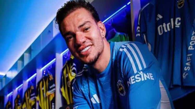 <p>Fenerbah&ccedil;e'de Brezilyalı kaleci Ederson, takımdan ayrılacağı iddiaları sonrası a&ccedil;ıklama yaptı.&nbsp;</p>
