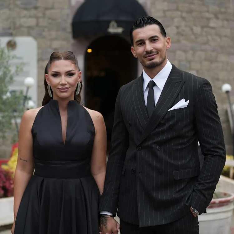 <p><strong>Memleketi Trabzon'un yanı sıra eşi K&uuml;bra &Ccedil;akır'ın memleketi G&uuml;m&uuml;şhane'de de ailelerini ziyaret eden &ccedil;ift, tatillerini yakınlarıyla bir arada ge&ccedil;iriyor.</strong></p>
