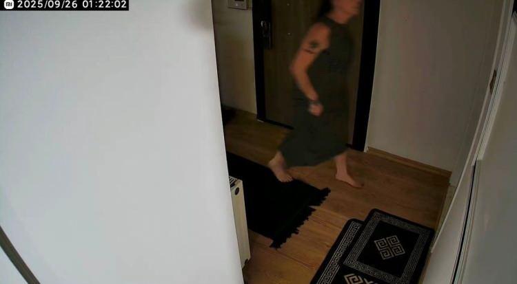 <p><strong>Otopsi raporuna g&ouml;re G&uuml;l Tut, yaklaşık 18,17 metre y&uuml;kseklikten beton zemine d&uuml;şmesi sonucu oluşan kafa, omurga ve i&ccedil; organ yaralanmalarına bağlı i&ccedil; kanama nedeniyle yaşamını yitirdi.</strong></p>
