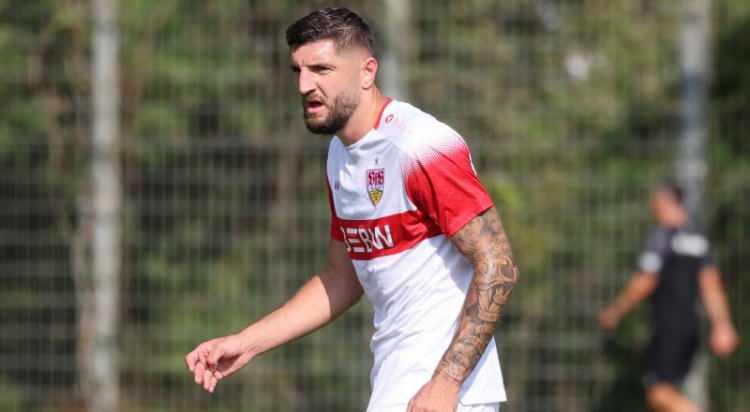 <p>Beşiktaş'ın sol stoper transferi i&ccedil;in g&uuml;ndemine aldığı Jeff Chabot konusunda Stuttgart ile hen&uuml;z anlaşma sağlayamadığı &ouml;ne s&uuml;r&uuml;ld&uuml;.<br />
<br />
Alman kul&uuml;b&uuml;n&uuml;n bonuslarla birlikte yaklaşık 15 milyon euro talep ettiği belirtildi.<br />
<br />
(SABAH)</p>
