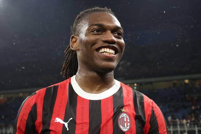 <p>Milan, Fenerbah&ccedil;e'nin Rafael Leao i&ccedil;in yaptığı zorunlu satın alma opsiyonlu kiralama teklifini reddetti ve 50 milyon euro bonservis istedi.<br />
<br />
Fenerbah&ccedil;e, 40 milyon euro ve bonuslarda oluşan bir teklifle ikinci hamlesini yaptı.<br />
<br />
(FANATİK)</p>
