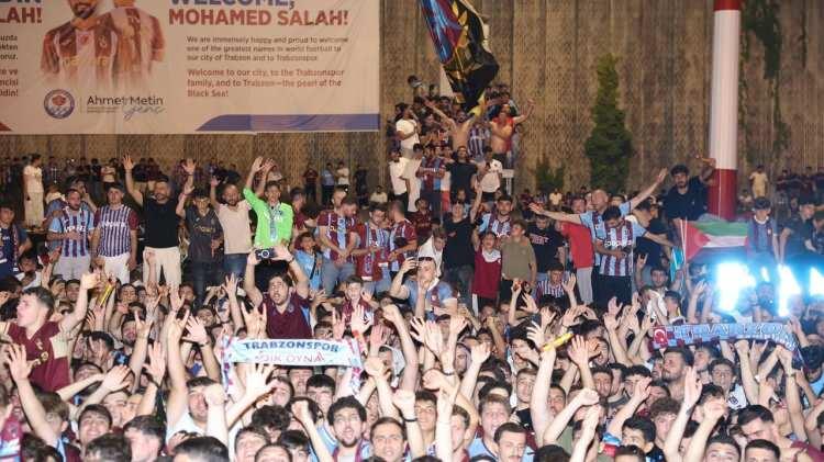 <p><strong>Binlerce taraftar yeni kahramanlarını havalimanında karşılıyor. Salah, sağlık kontrol&uuml;n&uuml; tamamlayıp iki yıllık s&ouml;zleşmeyi imzalarken her adımı takip edildi. Ancak son sezonlarda T&uuml;rkiye'yi se&ccedil;en her y&uuml;ksek profilli transferler i&ccedil;in işler yolunda gitmedi.</strong></p>
