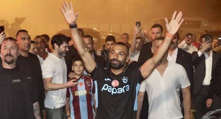 <p><strong>Mohamed Salah'ın Trabzonspor'a transferi &ouml;ncesinde &Ccedil;arşamba g&uuml;n&uuml; İstanbul'a gelişine ait g&ouml;r&uuml;nt&uuml;ler, S&uuml;per Lig'e ge&ccedil;işin cazibesini g&ouml;zler &ouml;n&uuml;ne seriyor.</strong></p>
