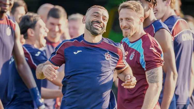 <p>The Telegraph'ın incelemesinde <strong>T&uuml;rkiye'nin futbolcular a&ccedil;ısından cazip hale gelmesindeki &ouml;nemli nedenlerden birinin maaşların net olarak &ouml;denmes</strong>i olduğu belirtildi.</p>
