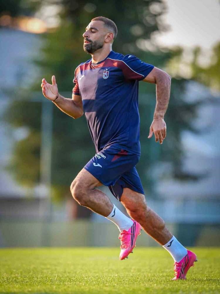<p>The Telegraph, Mohamed Salah'ın Trabzonspor'a transferinin sponsorluklar aracılığıyla finanse edilmesinin beklendiğini yazdı. Trabzonspor'un T&uuml;rk Hava Yolları ve elektrikli otomobil &uuml;reticisi Togg ile anlaşmalarının bulunduğuna dikkat &ccedil;ekildi. Salah'ın imzasından hemen sonra T&uuml;rk Hava Yolları'nın Kahire ile Trabzon arasında doğrudan u&ccedil;uşların başlayacağını duyurduğu da incelemede yer aldı.&nbsp;</p>

