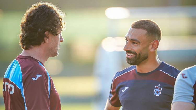 <p>Gazete, Trabzonspor ile yapılan s&ouml;zleşmenin İngiltere'de haftalık 500 bin sterlinden fazla kazanmaya denk bir gelir olarak tanımlanabileceğini yazdı. Bir T&uuml;rk menajerin değerlendirmesine de yer verilen haberde, "Temelde paralarını net alıyorlar. Vergi sorumlulukları yok, vergilerini kul&uuml;p &ouml;d&uuml;yor" ifadeleri aktarıldı.</p>
