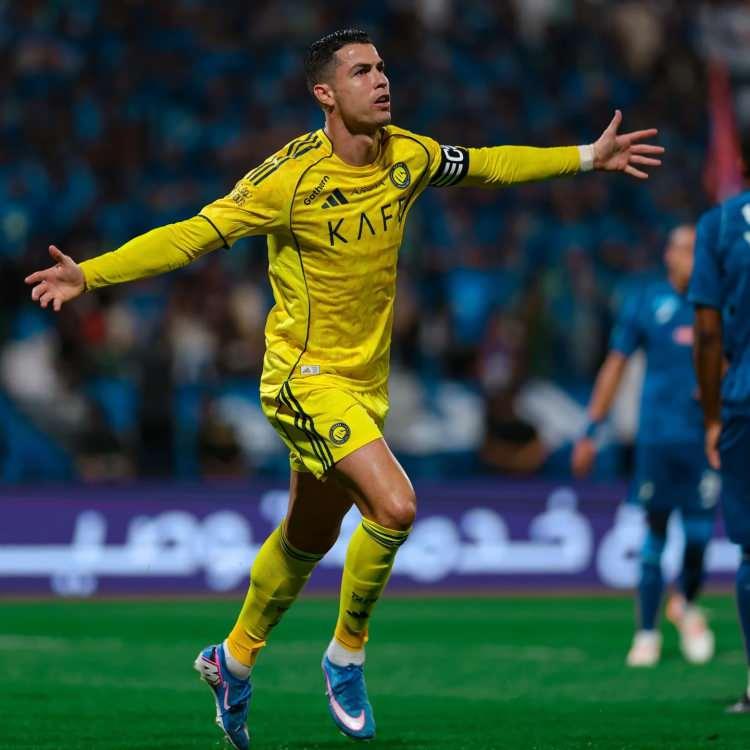 <p>Cristiano Ronaldo'nun Al Nassr ile yeni s&ouml;zleşme imzaladığı hatırlatılırken, Suudi Profesyonel Ligi'nde futbolcular i&ccedil;in yapılan b&uuml;y&uuml;k harcamaların ve kazan&ccedil;lı s&ouml;zleşmelerin genel olarak d&uuml;ş&uuml;ş eğiliminde olduğu belirtildi.</p>
