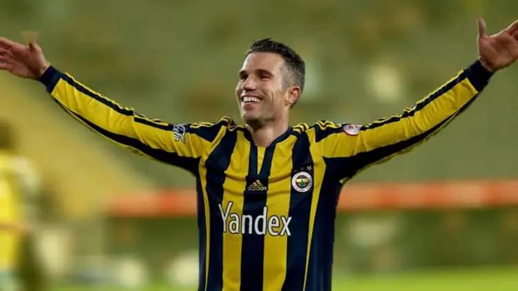 <p>The Telegraph, ge&ccedil;mişte T&uuml;rkiye'ye transfer olmanın genellikle futbolcuların kariyerlerinin son d&ouml;nemleriyle ilişkilendirildiğine dikkat &ccedil;ekti.<br />
<br />
Robin van Persie'nin Manchester United ile Premier League şampiyonluğu yaşadıktan sonra Fenerbah&ccedil;e'ye transfer olması ve Darius Vassell'in 2009 yılında Ankarag&uuml;c&uuml;'ne geldiğinde taraftarlar tarafından karşılanması &ouml;rnek g&ouml;sterildi.</p>
