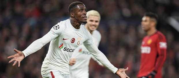<p>İngiliz gazetesi, T&uuml;rk kul&uuml;plerinin &uuml;&ccedil; yıl &ouml;nce ses getiren transferler i&ccedil;in b&uuml;y&uuml;k bir hamle yaptığını ancak bu transferlerin tamamının uzun &ouml;m&uuml;rl&uuml; olmadığını da yazdı.<br />
<br />
Wilfried Zaha'nın 2023'te bonservissiz olarak Galatasaray'a katıldığı ancak bir sonraki sezon Lyon'a, ge&ccedil;en sezon ise Major League Soccer ekiplerinden Charlotte FC'ye kiralandığı hatırlatıldı.</p>
