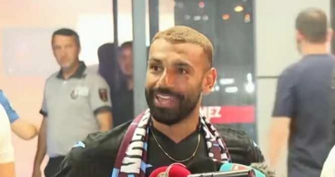 <p>Mısırlı yıldızın şehre gelişinde karşılamak &uuml;zere binlerce taraftar Trabzon Havalimanı'na akın ederken, bordo-mavili taraftarlar kendisine yoğun sevgi g&ouml;sterisinde bulundu.</p>
