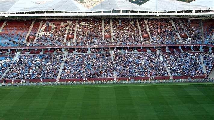 <p>D&uuml;nya g&uuml;ndemine giren transfer i&ccedil;in bordo mavililer, Papara Stadyumu'nda imza t&ouml;reni d&uuml;zenledi. Binlerce taraftar, Salah i&ccedil;in trib&uuml;nleri doldurdu. İşte &ouml;ne &ccedil;ıkan anlar:</p>
