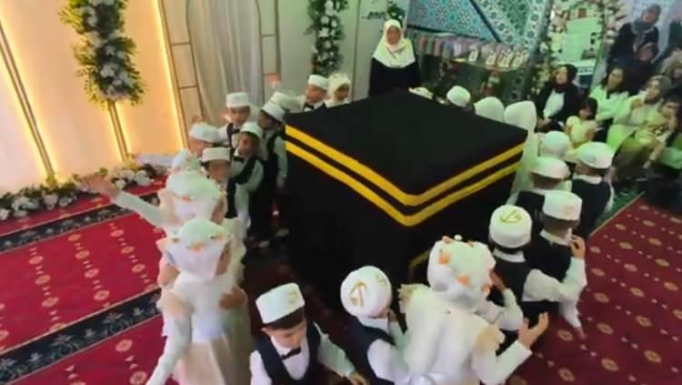 <p>Ellerini ve y&uuml;z&uuml;n&uuml; makete s&uuml;rerek dua eden Biberci, g&ouml;renleri duygulandırdı.</p>

<p>&nbsp;</p>

<p>G&ouml;zyaşlarını tutamayan Biberci, Kabe&rsquo;ye gidebilmek i&ccedil;in dua ederek,<span style="color:#A52A2A"><strong><em> &ldquo;Allah&rsquo;ım, beni o memlekete g&ouml;t&uuml;r. Annemi, babamı da g&ouml;t&uuml;r.&rdquo;</em></strong></span> dedi.</p>
