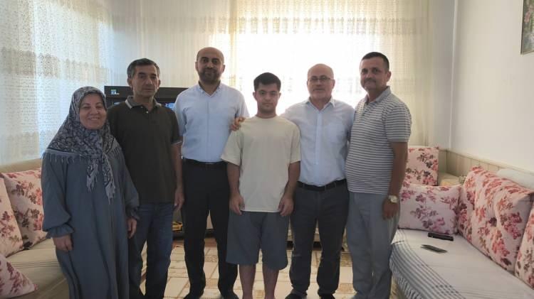 <p><span style="color:#A52A2A"><strong>BİR HAYIRSEVER T&Uuml;M MASRAFLARI KARŞILADI</strong></span></p>

<p>&nbsp;</p>

<p>Yurt dışında yaşayan bir hayırsever, Anamur İl&ccedil;e M&uuml;ft&uuml;l&uuml;ğ&uuml; ile iletişime ge&ccedil;erek Devlet Biberci'nin umre hayalini ger&ccedil;ekleştirmek istediğini bildirdi.</p>

<p>&nbsp;</p>

<p>Yapılan g&ouml;r&uuml;şmelerin ardından Devlet Biberci ile babası &Ccedil;etin Biberci'nin umre masrafları hayırsever tarafından karşılandı.</p>
